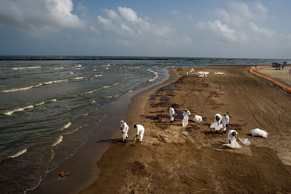 Grand-Isle-Louisiana_oil-spill-clean-up